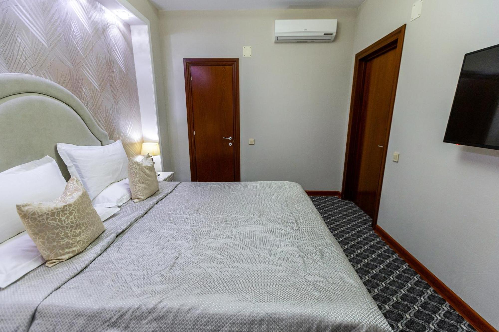 Plaza Hotel Almaty Room photo
