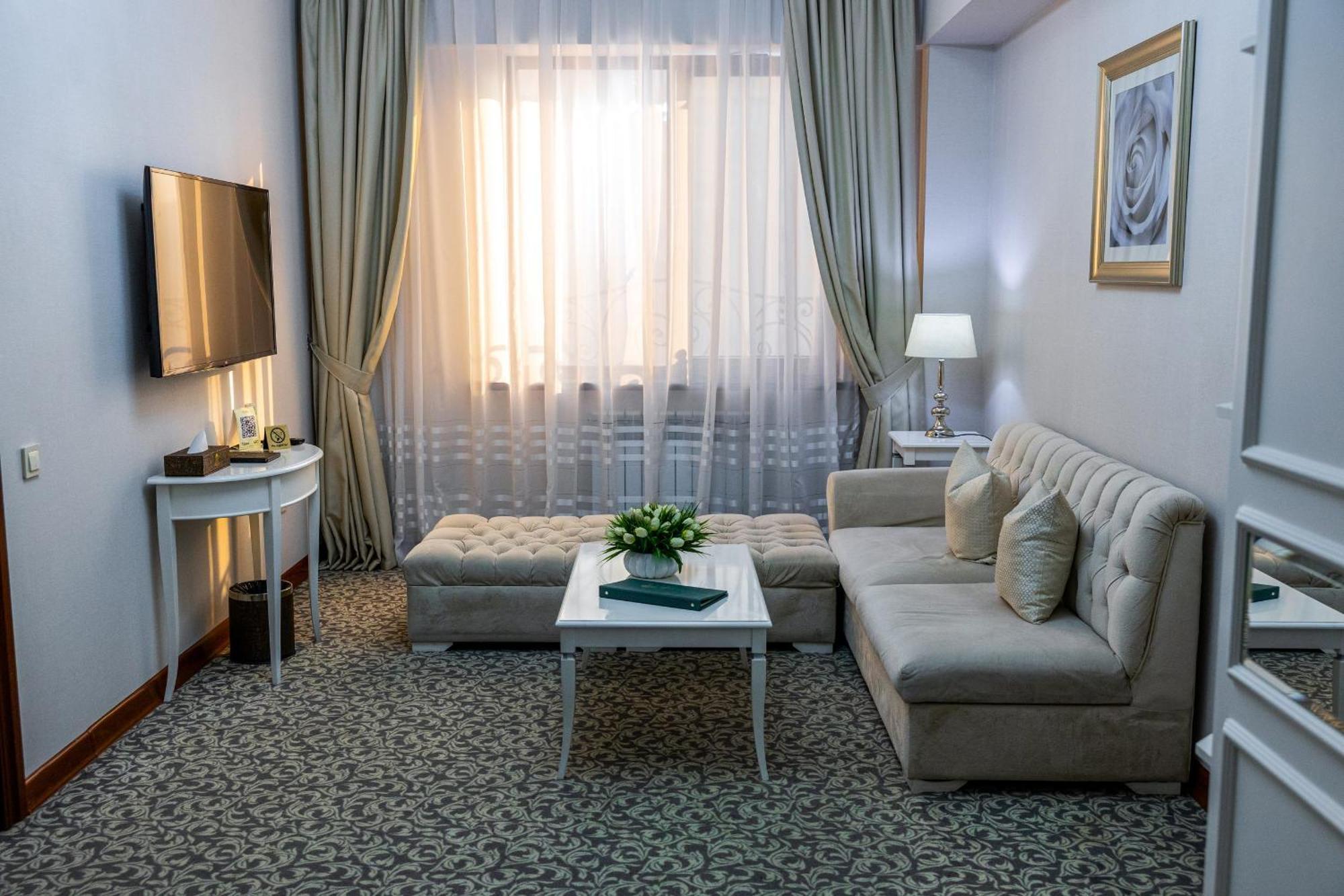 Plaza Hotel Almaty Room photo