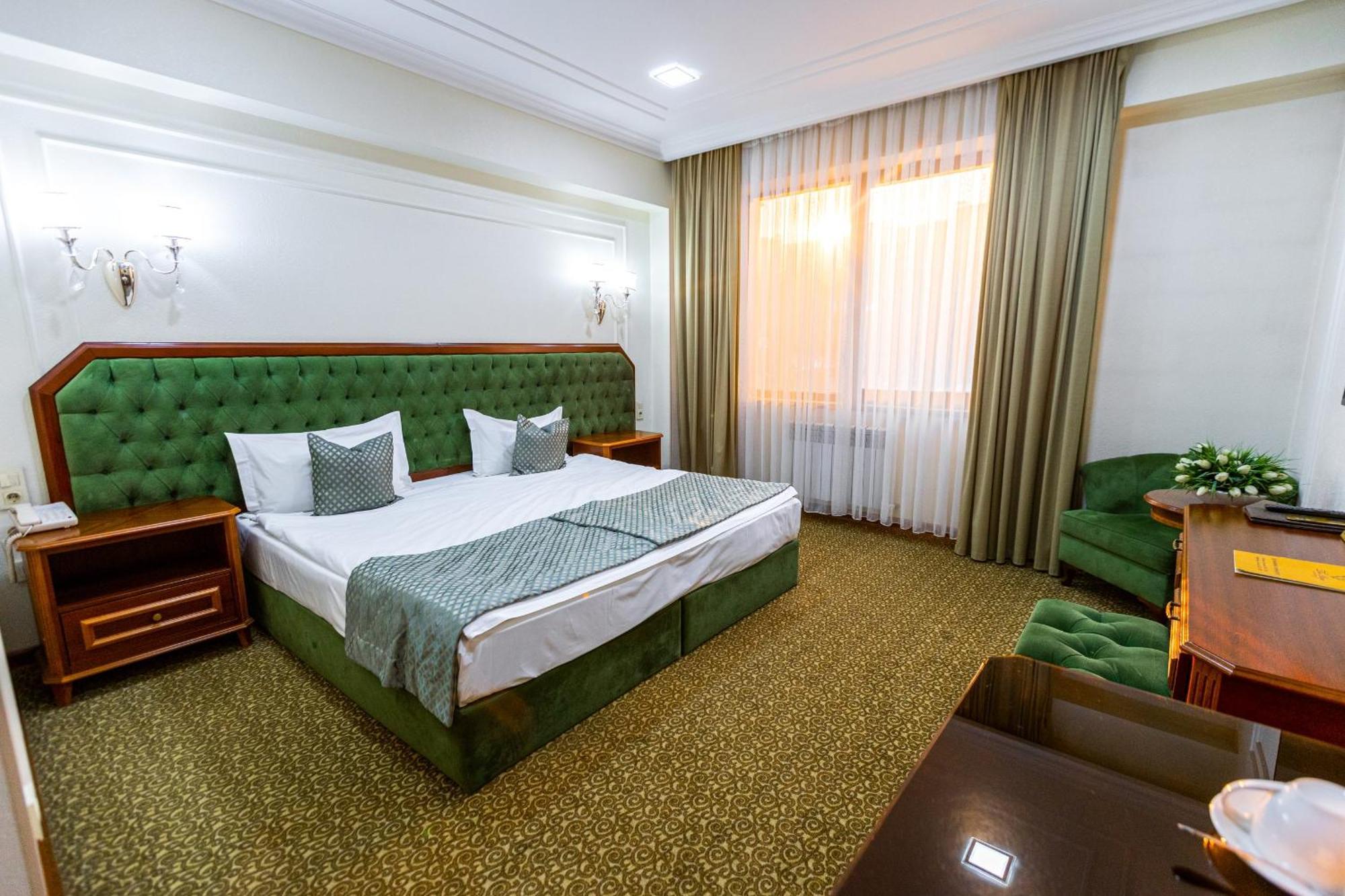 Plaza Hotel Almaty Exterior photo