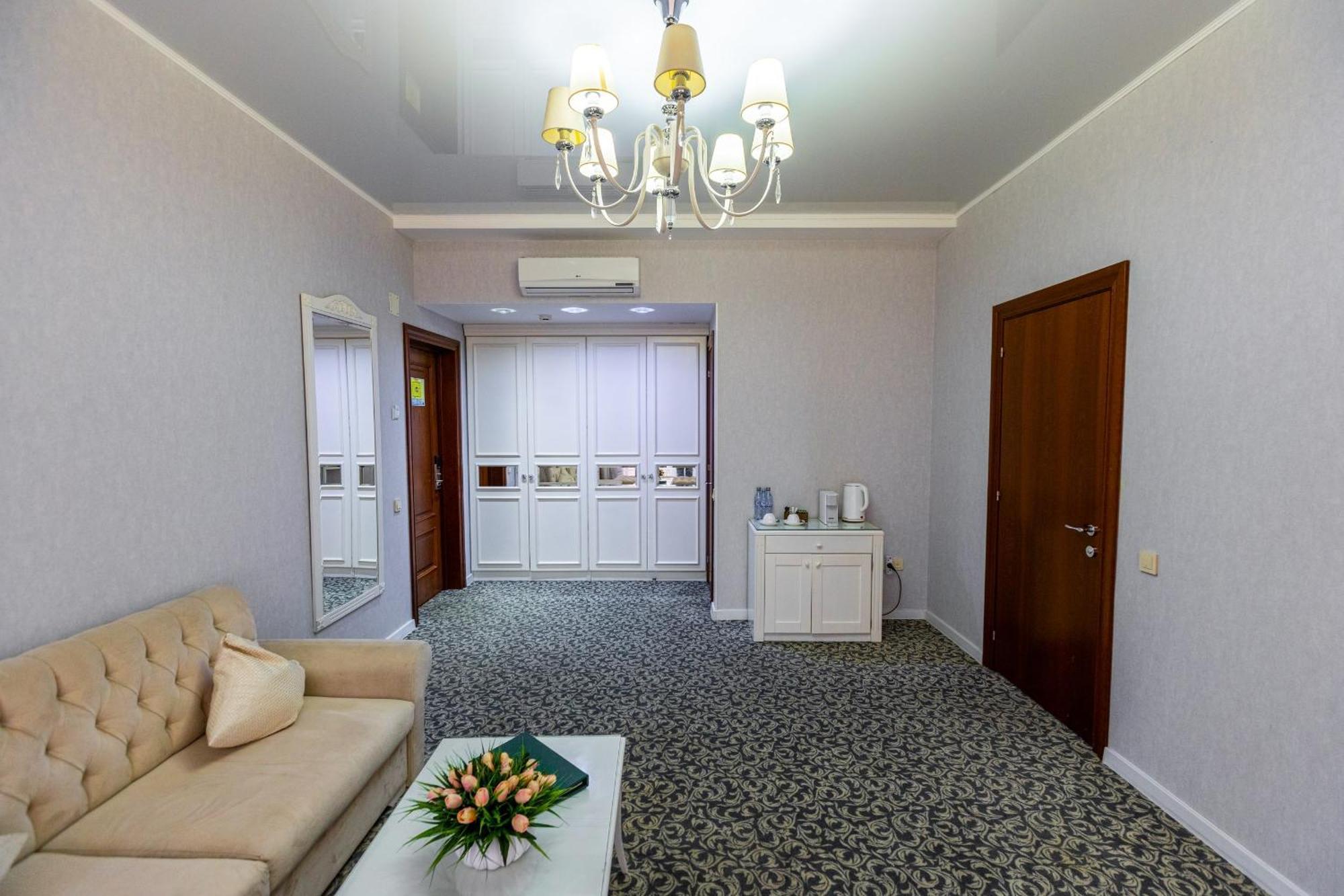Plaza Hotel Almaty Exterior photo
